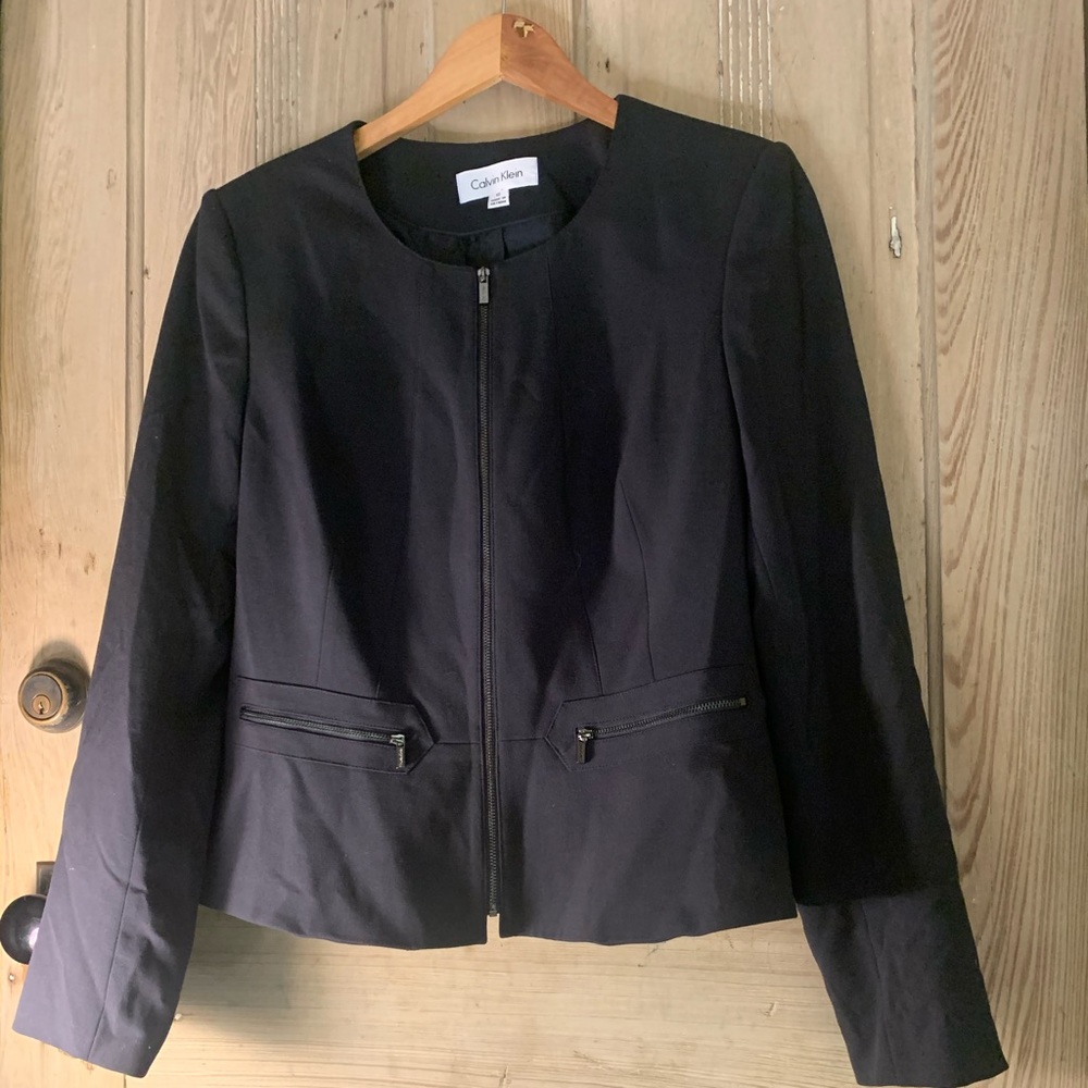 Stylish black blazer!